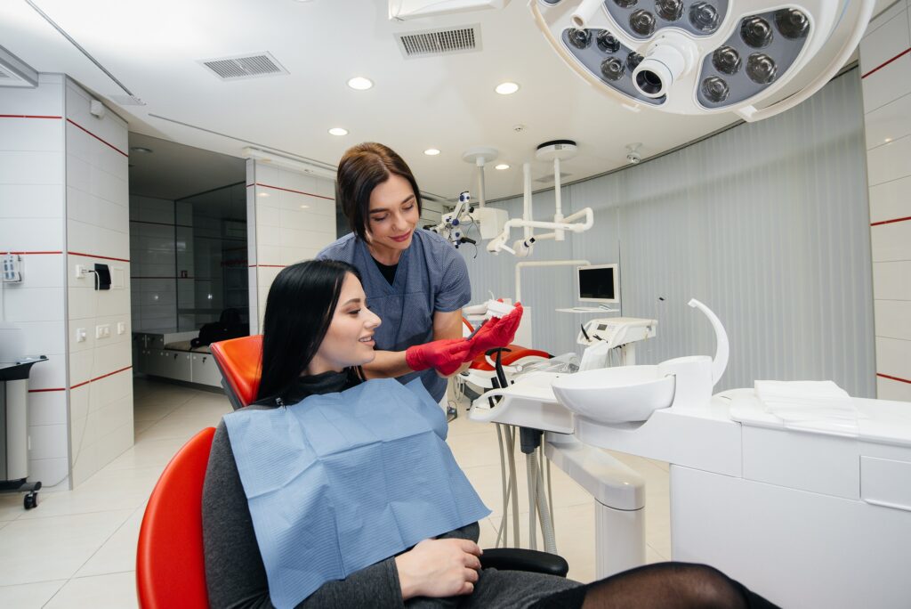 歯科で治療の説明を受ける女性