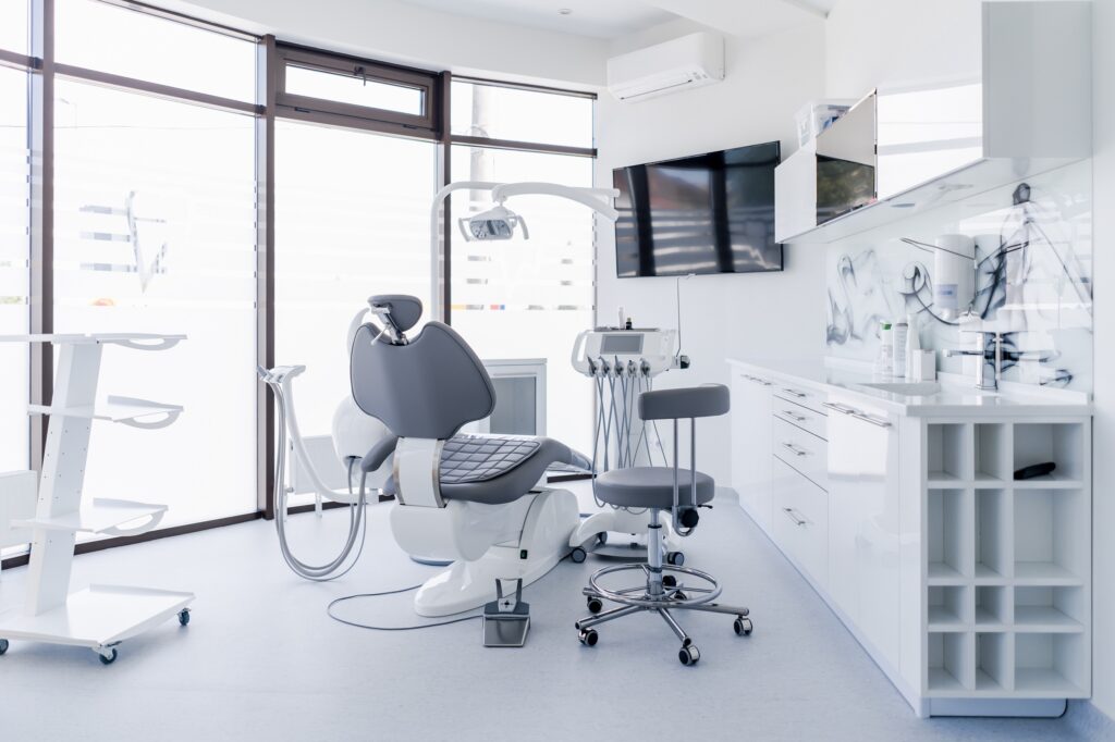 白を基調とした大きな窓から光が差し込む歯科治療室