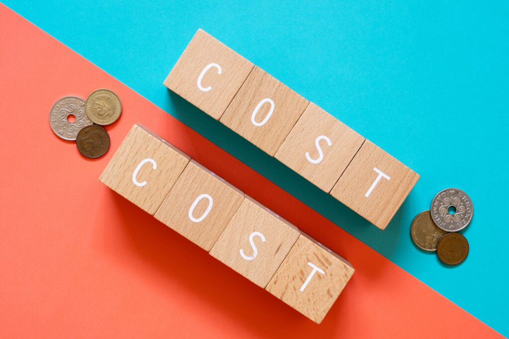 コスト比較｜「COST」と書かれた積み木ブロック