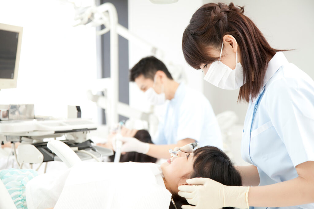 歯科医院でクリーニングを受ける女性患者
