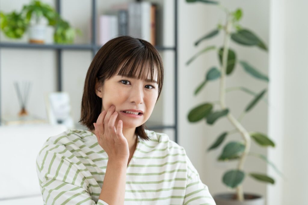 二次カリエスで歯が痛む女性