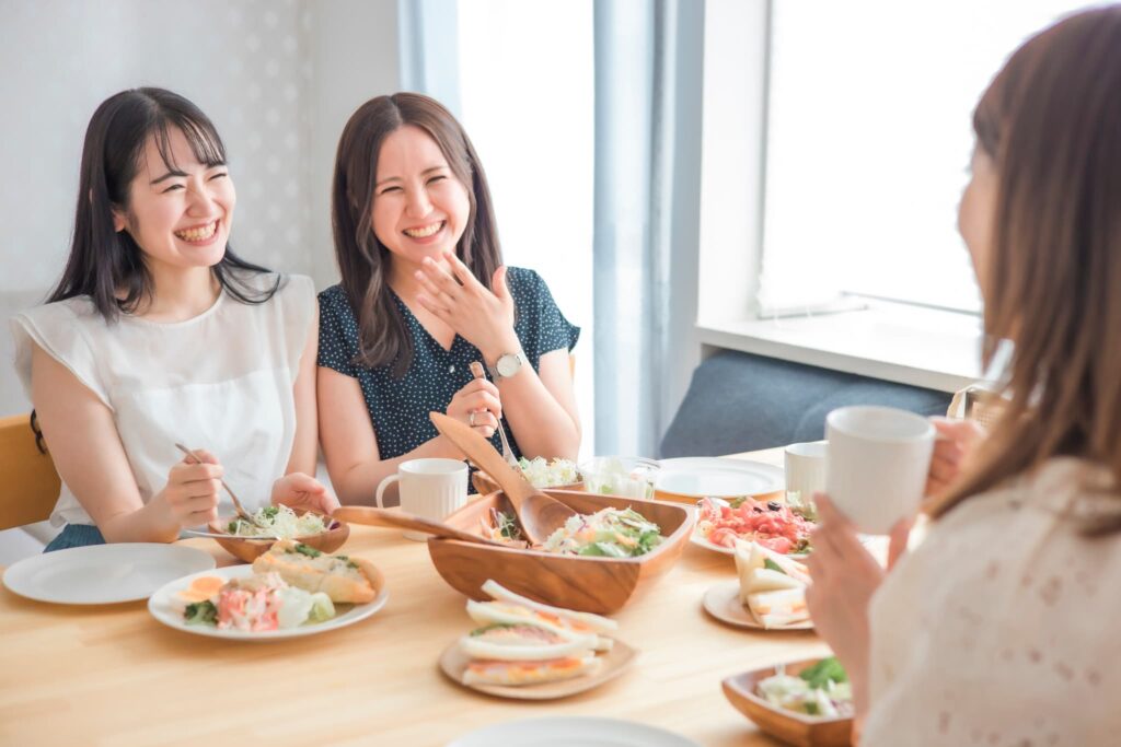 嚙み合わせ治療した歯で食事を楽しむ女性