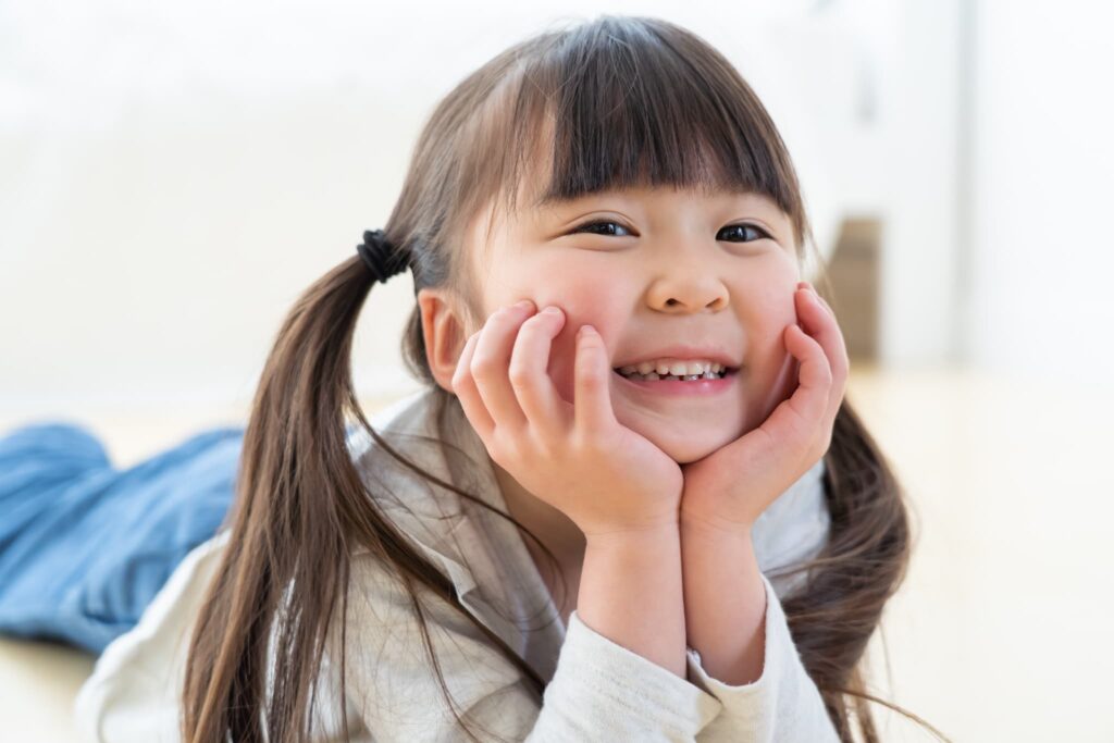 子どもの歯並びが悪くなる原因として頬杖をつく子ども